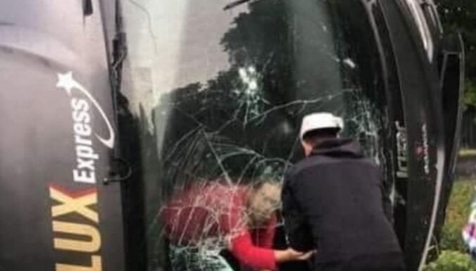 ФОТО. Эстония: в Лихула перевернулся автобус Lux Express, двое пассажиров госпитализированы