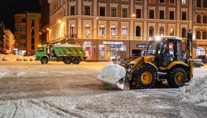 Sniega tīrīšanas dēļ vairākās ielās Rīgā ierobežos auto stāvēšanu