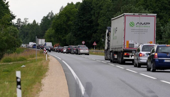 В аварии на Лиепайском шоссе погибли водители автомобилей Volvo и Renault