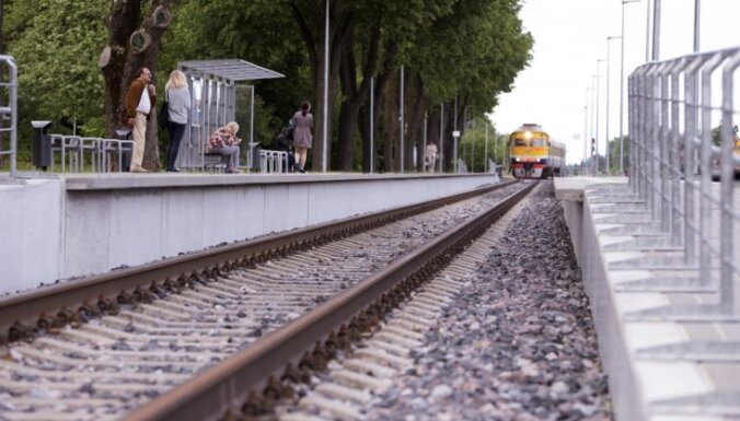 В районе Вецаки над железной дорогой порвались электропровода, движение поездов возобновлено