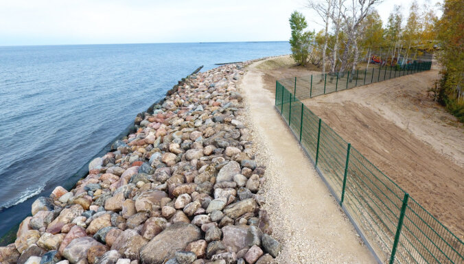 Завершены работы по восстановлению берегового укрепления Даугавгривы, пешеходное движение по дамбе возобновлено