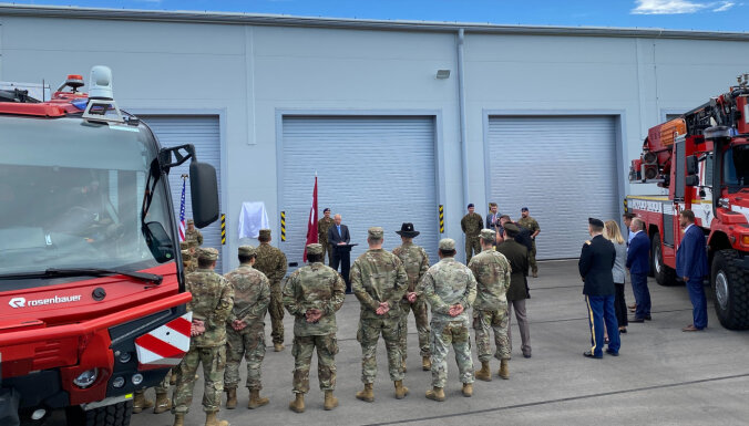 Официальные лица США и Латвии открыли пожарную часть на авиабазе в Лиелварде