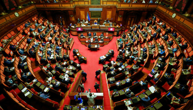 Itāļi lemj, vai samazināt Eiropā lielāko parlamentu