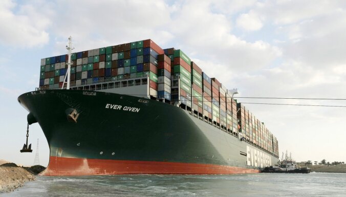Joprojām cenšas atbrīvot Suecas kanālā iestrēgušo milzīgo konteinerkuģi