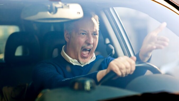 Риски на дорогах Латвии: 40% водителей винят культуру вождения, 32% - состояние дорог