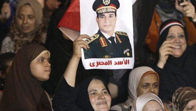 Ēģiptes armijas galva aicina iedzīvotājus uz ielu protestiem