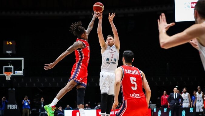 Strautiņam astoņi punkti Redžo Emīlijas zaudējumā pirmajā FIBA Eiropas kausa fināla spēlē