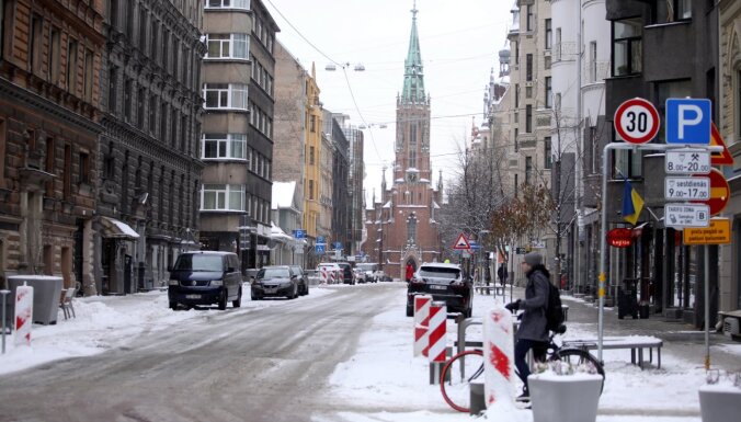 Pēc snigšanas satiksme Rīgā ir apmierinoša, vērtē dome