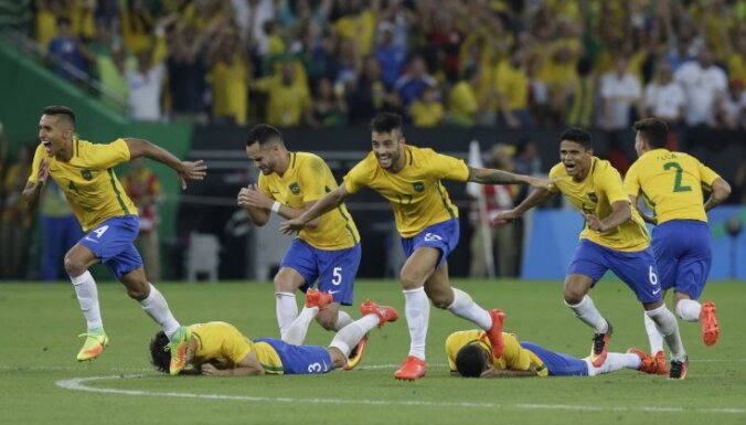 Brazil s players reacts as Neymar scores