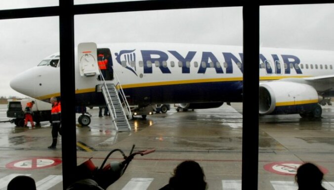 Pēkšņa gaisa spiediena samazināšanās dēļ 'Ryanair' lidmašīna veikusi ārkārtas nosēšanos