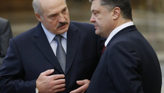 Лукашенко готов за сутки разрешить ситуацию в Дебальцево, Порошенко вылетел в зону АТО