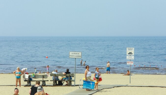 В этом году синий флаг будет развеваться на двух рижских пляжах – в Вецаки и Вакарбулли