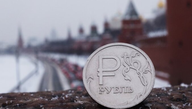 Россияне массово снимают деньги со счетов. В банкоматах кончаются доллары и евро