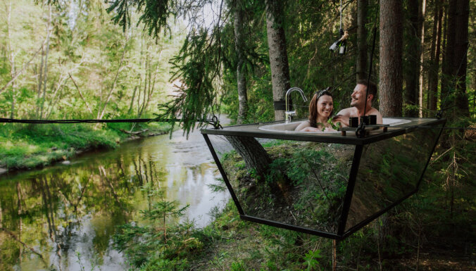 Foto: Radīts unikāls atpūtas rituāls – spoguļvanna blakus Amatas upei