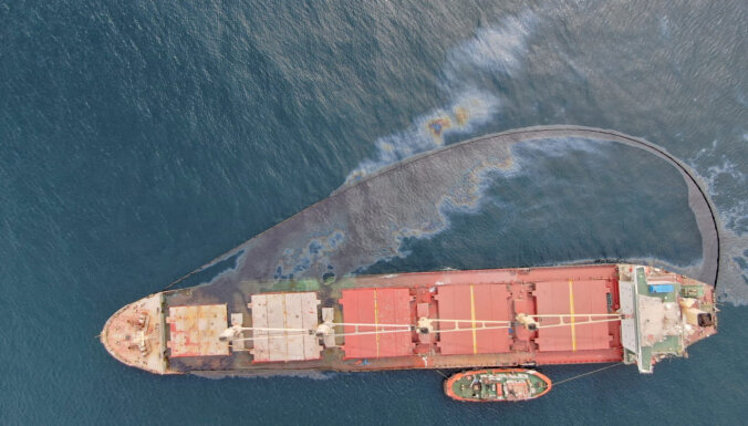 Гибралтар: в результате столкновения сухогруза с нефтяным танкером в море разлился мазут