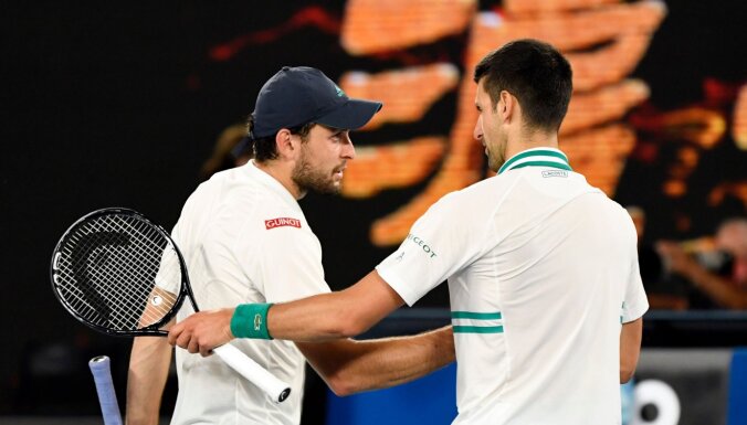 Карацев проиграл Джоковичу в полуфинале Australian Open, Осака победила Серену Уильямс