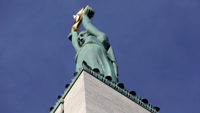 Deputāts rosina likumā godināt Brīvības pieminekļa Rīgā autorus