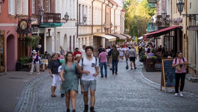 В Литве - новые ограничения для непривитых: им запретят посещение крупных магазинов и ряд услуг