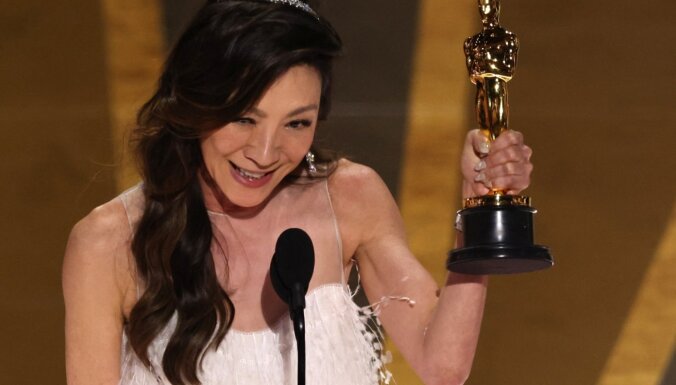 'Oskaru' ceremonijā triumfē sirreālā komēdija 'Viss visur vienlaikus'