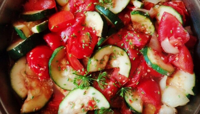 Liesais kabaču-tomātu sautējums ar adžiku – gatavs 15 minūtēs