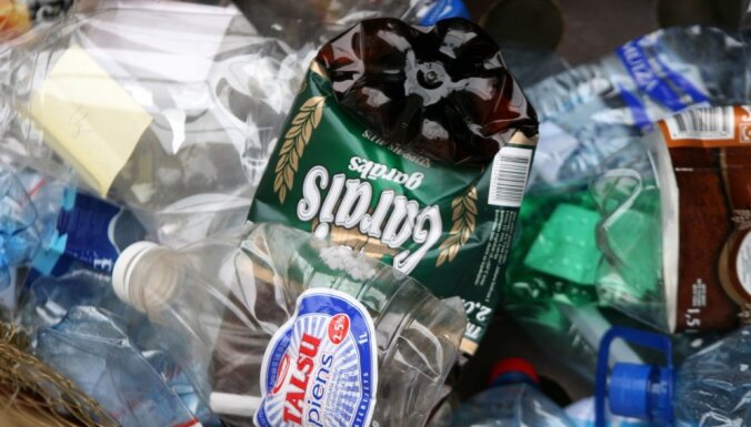 Екабпилс: Мужчина пытался сдать в таромат бутылки с фальшивыми наклейками