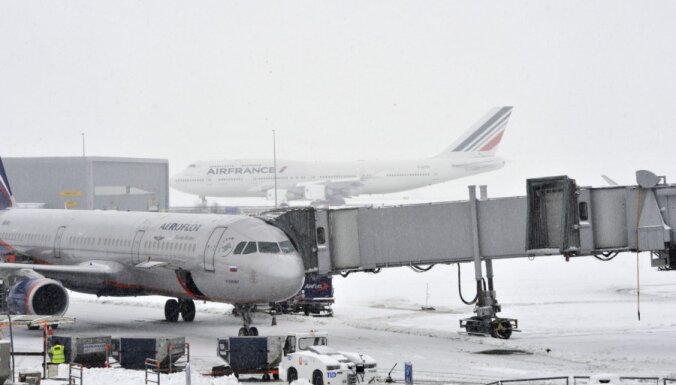Parīzes un Londonas lidostās sniegputeņa dēļ atcelti simtiem reisu