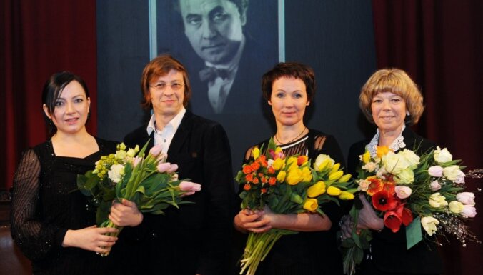Foto: Kļaviņa, Dombrovskis, Bāliņa un Roga saņem Teātra dienas balvas