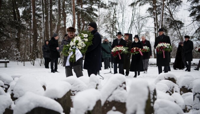 80 лет назад в Румбуле нацисты расстреляли 25 000 человек. Первые лица Латвии почтили память жертв