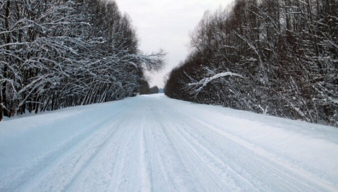 Latvijas austrumus klāj līdz desmit centimetriem dziļš sniegs