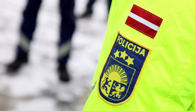 Policista bezdarbību kautiņā Bauskā turpinās izskatīt oktobrī