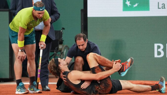 Zverevs 'French Open' pusfinālā pret Nadalu gūst potītes savainojumu