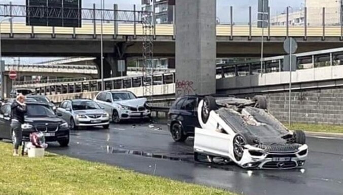 ФОТО: "Мерседес" после столкновения с BMW перевернулся на крышу