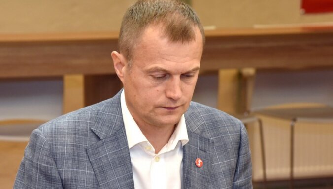 ВИДЕО: Депутат Зариньш во время заседания Сейма стал бриться налысо