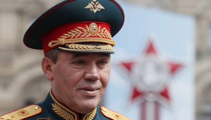 Parādē Maskavā nav manīts Ģenerālštāba priekšnieks Gerasimovs