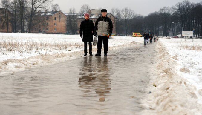 Piektdien Latvijā gaidāms sniegs un slapjš sniegs, kā arī atkala