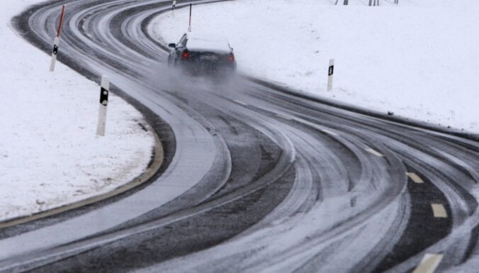 В Курземе ситуация на дорогах нормализуется; в других местах в Латвии обледенение усложняет передвижение
