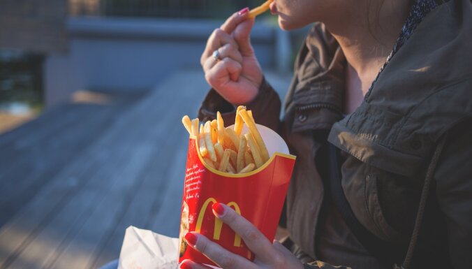 Krievijā spekulē ar 'McDonalds' produktiem; burgerus tirgo par vairākiem tūkstošiem rubļu