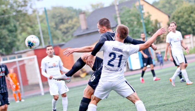 Covid-19 futbolā: 'Daugavpilij' pieteikti astoņi spēlētāji; 'Riga' laukumā sūta vārtsargu