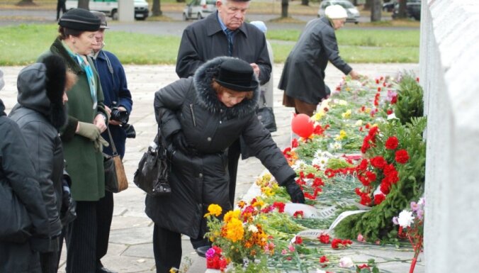 Около 100 человек отметили годовщину взятия Риги