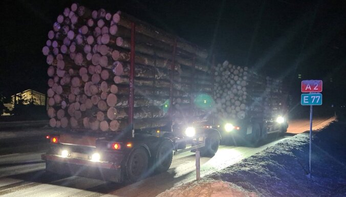 Foto: Pārvadātājs ar pārkrautu kravu tiek pie 13 tūkstošu eiro soda