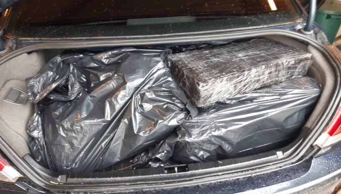 В Даугавпилсе пограничники нашли в машине 79 тысяч контрабандных сигарет