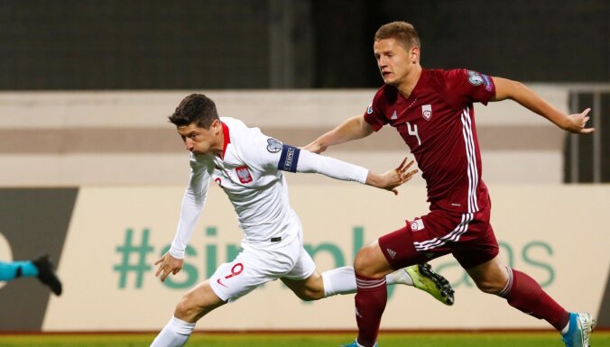 Сборная Латвии на стадионе "Даугава" получила три мяча от Роберта Левандовски