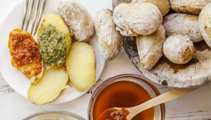 Ģeniāla ballīšu uzkoda: Kanāriju salās iecienītie kartupelīši 'papas arrugadas' ar mērcēm