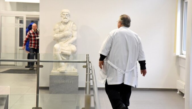 В латвийских больницах не хватает тысячи медиков. Ситуацию спасают сверхурочные и пожилые врачи