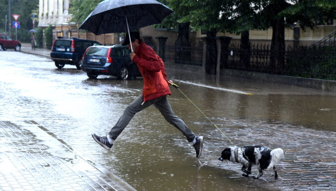 Огромные лужи и затопленные улицы: горожане жалуются на последствия дождя в Риге