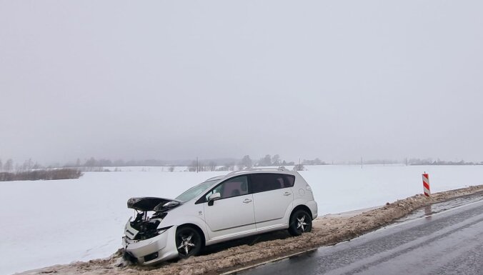 Foto: Uz Bauskas šosejas novēro mētājamies avarējušu auto – vietvarai nav to kur likt