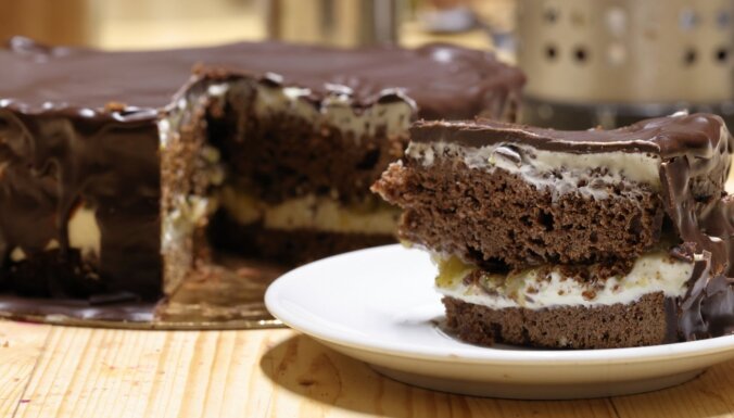 Melnā šokolādes kūka ar piparkūku garšvielu
