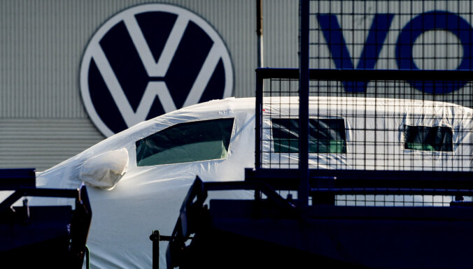 'Volkswagen' un 'Audi' pusvadītāju deficīta dēļ samazina ražošanu Vācijā