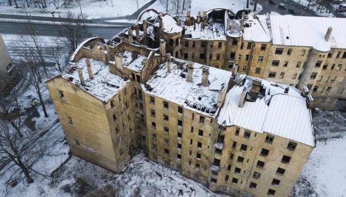 В Рижской думе приняли решение по горевшей развалине на ул. Калнциема
