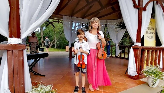 Noturēt bērna aizrautību mūzikā: našķi par spēlēšanu un Šimkus koncerts pie mammas klavierēm